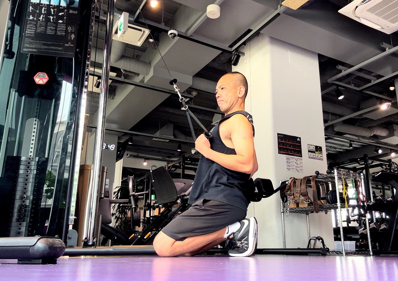 脇の下の弛みを引き締める!ケーブルワンハンドローイングのやり方